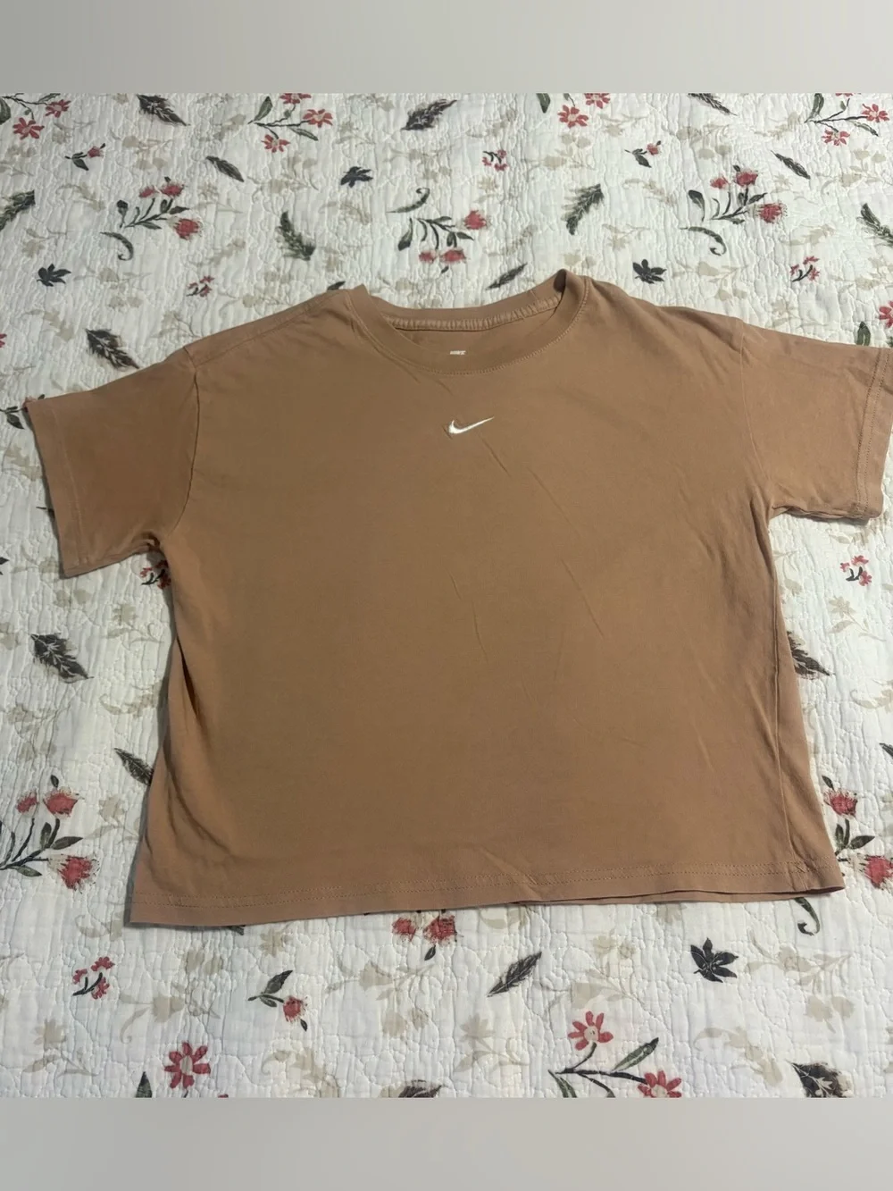Nike Sportwear Essential Boxy Short Sleeve Center Logo Tee in Hemp Big Girl’s L